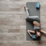 El yoga para embarazadas es una forma segura y eficaz de mantenerse en forma y aliviar los síntomas del embarazo. Esta práctica se centra en las posturas, la respiración, la relajación y la meditación. Estas técnicas ayudan a las mujeres embarazadas a fortalecer y tonificar los músculos, a mejorar la flexibilidad, a aliviar el dolor de espalda y a reducir el estrés. Además, la práctica regular de yoga durante el embarazo puede ayudar a preparar el cuerpo para el parto. El yoga para embarazadas se suele enseñar en clases especialmente diseñadas para mujeres embarazadas. Estas clases suelen estar dirigidas por un profesor de yoga que es experto en la salud y el bienestar durante el embarazo. El profesor puede adaptar las posturas para satisfacer las necesidades de la mujer embarazada en función de la edad gestacional y el estado de salud. También pueden incluir instrucciones sobre respiración y relajación, que son útiles para aliviar el dolor durante el parto. Una vez que la mujer embarazada esté cómoda con el yoga, puede practicar en casa. Hay muchos libros y vídeos que le ayudarán a aprender los principios básicos. De las 5 sendas del yoga ancestrales, Bhakti Yoga, Raja Yoga, Gñana Yoga, Karma Yoga y Hata Yoga, es esta última la más difundida en occidente y en el mundo entero. Precisamente el Hata Yoga es la base de los tipos de yoga más practicados en la actualidad. ¿Cuántos tipos de yoga existen y cuántas escuelas de yoga hay? Probablemente pienses que esta es una pregunta fácil pero no. Hay muchísimos tipos de yoga. Muchos que probablemente desconocemos. Pero si podemos orientarte en cuáles son los tipos de yoga más difundidos y por ende, más fáciles de encontrar un lugar dónde practicarlos. No se trata de cual tipo de yoga es mejor sino cual tipo de yoga te conviene y se adapta a tus necesidades y capacidades, y así saber que tipo de yoga practicar. ¿Cómo saber qué tipo de yoga practicar? Si quieres saber cuál tipo de yoga elegir, deberías responder primero qué es lo que buscas del yoga. La práctica regular del yoga te va a proporcionar, independiente del estilo, una mejor estilo de vida. Mejorarás la flexibilidad, expulsarás más toxinas, fortalecerás músculos y tendones, y despejarás la mente de cosas que no te aportan nada bueno (odio, codicia, envidia, ira). Pero algunos tipos de yoga se centran más en unos aspectos y otros estilos en otros. Conoce qué tipos de yoga hay y cuál elegir La siguiente es una lista incompleta pero orientativa de los estilos de yoga más practicados actualmente en todas las ciudades y en algunos pueblos de occidente. Dependiendo de qué busques (tipos de yoga buenos para para adelgazar, para tonificar, para la ansiedad, para la artritis, para relajarse, para la flexibidad), o el momento o estado físico (tipos de yoga para niñas, para embarazadas, para principiantes, para personas mayores, para corredores) o si tu finalidad es meditar, sabrás que tipo de yoga elegir. Hata Yoga El Hata Yoga es la base de los diferentes estilos practicados. Aunque es el más difundido y practicado, muchas veces está centrado solamente en la parte física del mismo (de hecho, es común que en los gimnasios y centros deportivo se enseñe este yoga), olvidándose de la parte de la meditación, la respiración etcétera. Esto hace que en muchos o la mayoría de los casos, el Hata que se practique sea algo parecido a métodos occidentales como Pilates. Pero igualmente, no deja de ser una buena forma de acercarse al yoga, y en muchos centros de yoga se enseña un Hata Yoga más integral. Ashtanga Yoga El Ashtanga Yoga es probablemente uno de los estilos más practicados. Se asocia al entrenamiento intenso. Desarrollado e introducido por Sri K. Pattabhi Jois en la segunda mitad del siglo XX, se basa en una serie dividida a su vez en diferentes series evolutivas. Contiene muchas posturas y variantes y se considera uno de los tipos de yoga más completos. Muchos maestros no lo recomiendan para introducirse en el yoga por su intensidad. Pero salvo que se tenga una edad muy avanzada o un estado físico malo, no vemos que sea un problema empezar con este tipo de yoga tan completo. Kundalini Yoga El objetivo del yoga Kundalini es liberar la energía y el potencial de cada individuo. Su nombre hace referencia a la corriente de energía que descansa en la base de la columna vertebral. Su práctica de kundalini yoga ayuda a despertar y mover esa energía, llevando al yogui a la felicidad, la salud y la conciencia. La idea es que su práctica corrige el flujo de energía bloqueado entre los diferentes chakras (o puntos de energia) que tenemos en el cuerpo. Las clases se suelen acompañar del sonido del gong y sus practicantes se visten de ropa de algodón blanca. Además de los kriya, que son series de posturas, las clases están acompañadas de meditación y mantras. Yoga Iyengar Yoga Iyengar es un estilo de yoga que se enfoca en la alineación y el equilibrio. Fue creado por el Maestro B.K.S. Iyengar, quien ha desarrollado y mejorado el yoga durante más de 75 años de práctica y enseñanza. Iyengar Yoga utiliza soportes como cinturones, bloques, almohadillas y cojines para permitir que los practicantes o alumnos alcancen una postura correcta. Estos soportes ayudan a los alumnos a mejorar la alineación y la postura, así como a mantener un equilibrio y una estabilidad dentro de la postura. Esto es especialmente útil para aquellos que no tienen la flexibilidad o la fuerza para alcanzar la postura sin soportes. Los estudiantes también aprenden la respiración consciente y cómo utilizarla en combinación con las posturas. La respiración consciente es una parte importante de la práctica de Iyengar Yoga. Esto ayuda a los practicantes a relajarse y estar presentes en su práctica. A través de la práctica de Iyengar Yoga, los practicantes tienen la oportunidad de mejorar su fuerza, flexibilidad y equilibrio, mejorar su concentración y calmar su mente. Esta práctica también puede ayudar a los practicantes a mejorar su bienestar mental y físico, reducir el estrés, aliviar el dolor y la ansiedad. En general, la práctica de Yoga Iyengar ofrece a los practicantes una forma segura y efectiva de mejorar su bienestar físico, mental y emocional. Yoga para embarazadas: ¿cuál es el más recomendado? Yoga para embarazadas es una forma de yoga específicamente diseñada para mujeres embarazadas. Esta práctica de yoga se enfoca en ejercicios y posturas que mejoran la salud y el bienestar de la madre y su bebé. Estas posturas de yoga para embarazadas les permiten a las mujeres embarazadas mantenerse en forma, relajarse, reducir el estrés, mejorar la circulación sanguínea y mejorar la postura. El estilo de yoga más recomendable para mujeres embarazadas es el yoga Hatha. El yoga Hatha es un estilo suave, relajado y meditativo de yoga que se centra en la respiración, la alineación corporal y la postura. Esto significa que es un estilo de yoga seguro para las mujeres embarazadas ya que es una práctica de yoga suave que no les exige a las mujeres embarazadas hacer posturas demasiado difíciles. El objetivo del yoga Hatha es mejorar el equilibrio, la fuerza y la flexibilidad para las mujeres embarazadas. Esto ayuda a preparar a las mujeres embarazadas para el parto y para hacer frente a los cambios físicos y emocionales que ocurren durante el embarazo. Los estilos más comunes de yoga Hatha para embarazadas incluyen el yoga prenatal, el yoga para el parto y el yoga postparto. Estos estilos de yoga se centran en la preparación para el parto, el alivio del dolor y el fortalecimiento de los músculos del suelo pélvico. El yoga prenatal se centra en la preparación para el parto y el fortalecimiento de los músculos del suelo pélvico. Esto ayuda a preparar a las mujeres embarazadas para el parto al fortalecer el abdomen, la espalda y los músculos del suelo pélvico. El yoga para después del parto se centra en la relajación y la respiración profunda para ayudar a las mujeres embarazadas a manejar el dolor del parto. Esto les ayuda a las mujeres embarazadas a controlar el dolor, el estrés y la ansiedad durante el parto. El yoga postparto se centra en el fortalecimiento de los músculos del suelo pélvico y en la relajación y la respiración profunda para ayudar a las mujeres embarazadas a recuperarse después del parto. Esto ayuda a las mujeres embarazadas a recuperarse de la fatiga y el dolor después del parto. En conclusión, el estilo de yoga más recomendable para mujeres embarazadas es el yoga Hatha. Esta práctica de yoga es suave, relajante y meditativa y se enfoca en la respiración, la alineación corporal y la postura. Esto significa que es un estilo de yoga seguro para las mujeres embarazadas y les ayuda a prepararse para el parto, aliviar el dolor y fortalecer los músculos del suelo pélvico.